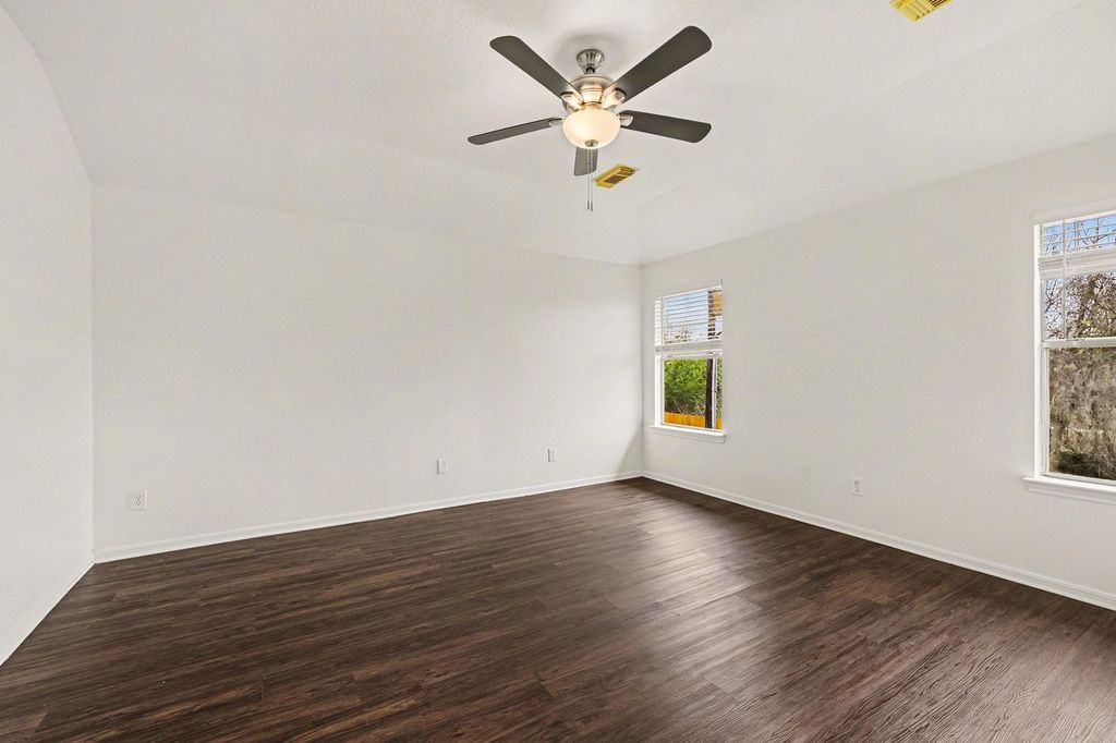 Image 13 of property listing at 15923 Mission Glen Drive, Houston, TX 77083