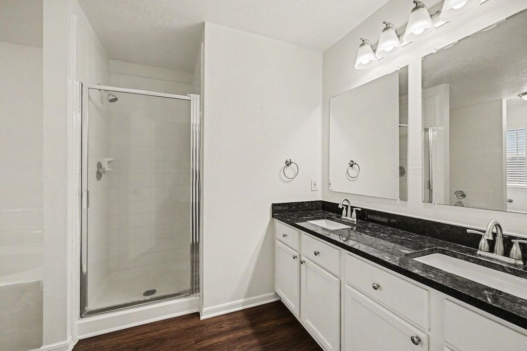 Image 14 of property listing at 15923 Mission Glen Drive, Houston, TX 77083