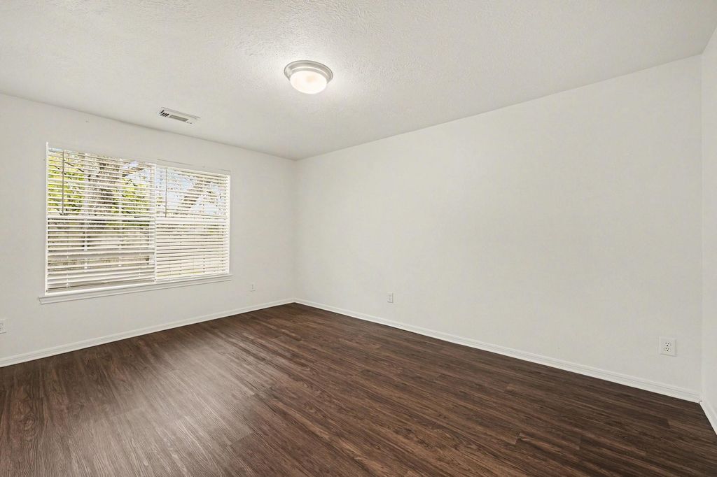 Image 16 of property listing at 15923 Mission Glen Drive, Houston, TX 77083