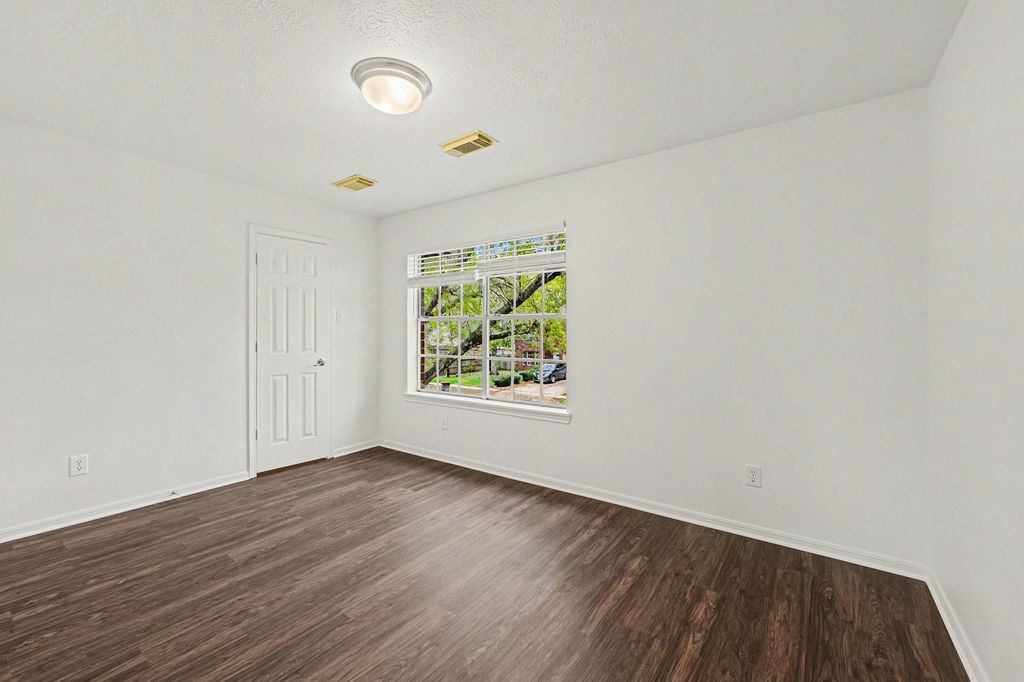 Image 18 of property listing at 15923 Mission Glen Drive, Houston, TX 77083