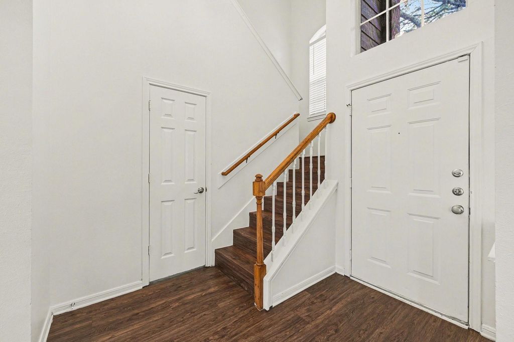 Image 3 of property listing at 15923 Mission Glen Drive, Houston, TX 77083