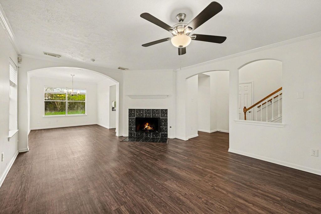 Image 4 of property listing at 15923 Mission Glen Drive, Houston, TX 77083