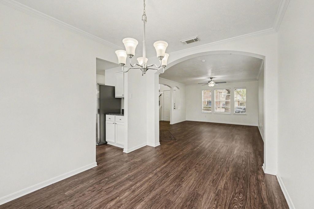 Image 6 of property listing at 15923 Mission Glen Drive, Houston, TX 77083