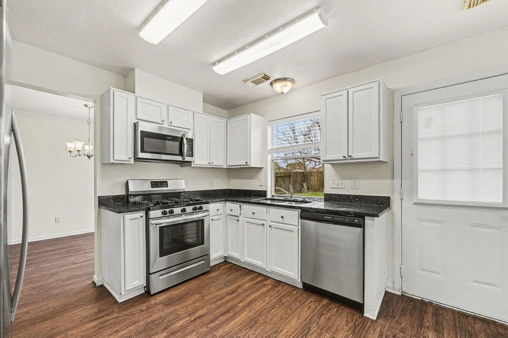 Image 8 of property listing at 15923 Mission Glen Drive, Houston, TX 77083