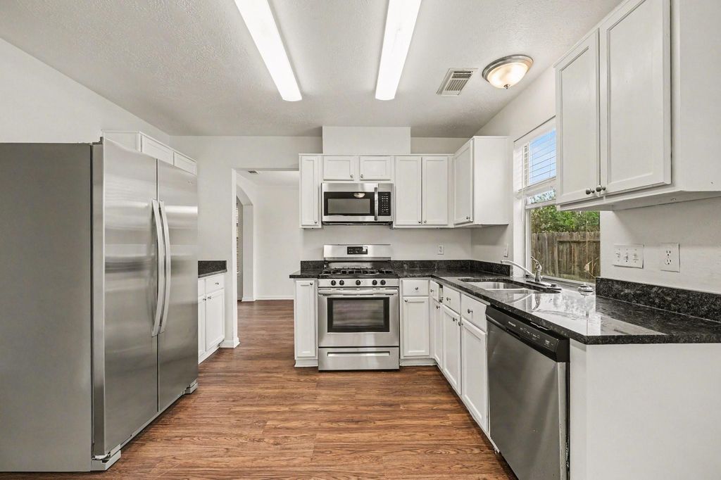 Image 9 of property listing at 15923 Mission Glen Drive, Houston, TX 77083