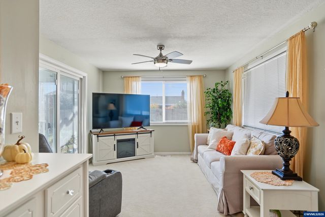 1306 Hampton Wy, Woodburn, OR 97071