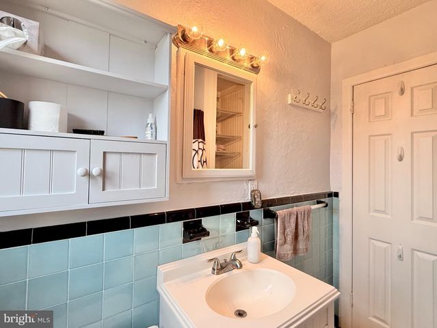 17 BERGEN AVE, Bellmawr, NJ 08031