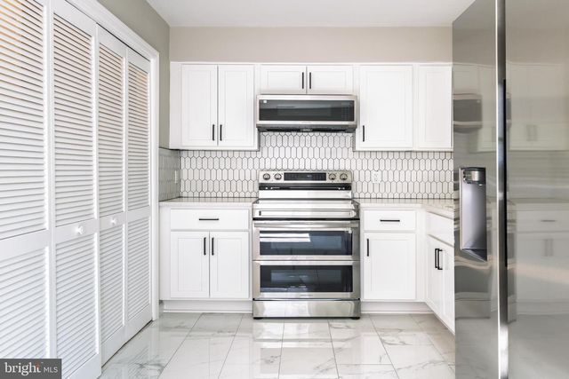 313 PRIVATEER RD, Manahawkin, NJ 08050