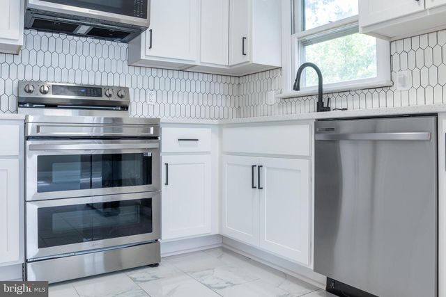 313 PRIVATEER RD, Manahawkin, NJ 08050