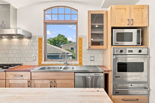 68 Gardner Rd, Nahant, MA 01908