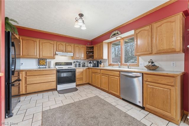 901 N Marion Avenue, Louisville, OH 44641