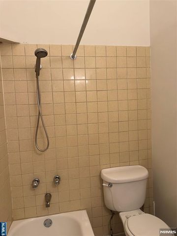 100 S Washington Avenue 1, Bergenfield, NJ 07621