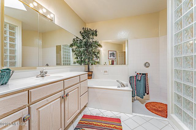 2051 W Vía Del Picamaderos, Green Valley, AZ 85622