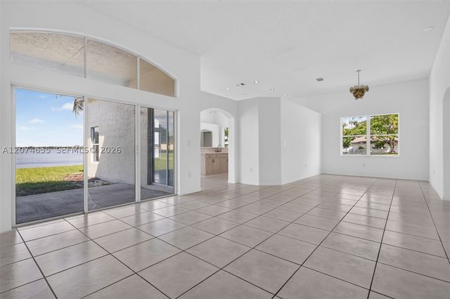 2342 NW 184th Ter, Pembroke Pines, FL 33029