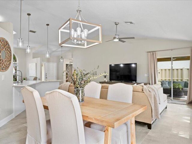 237 W MOCCASIN Trail W, Jupiter, FL 33458