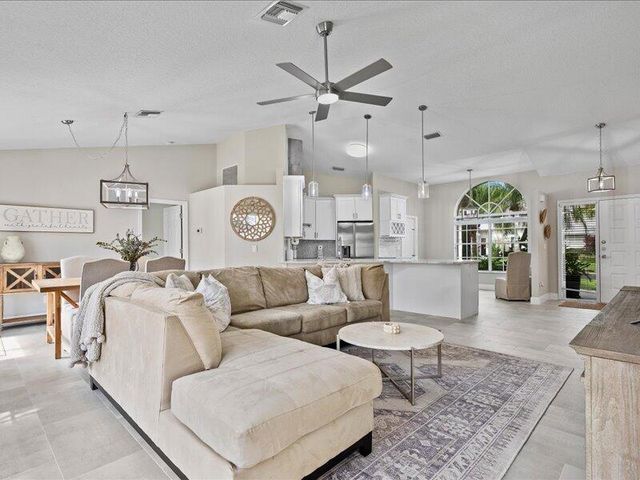 237 W MOCCASIN Trail W, Jupiter, FL 33458