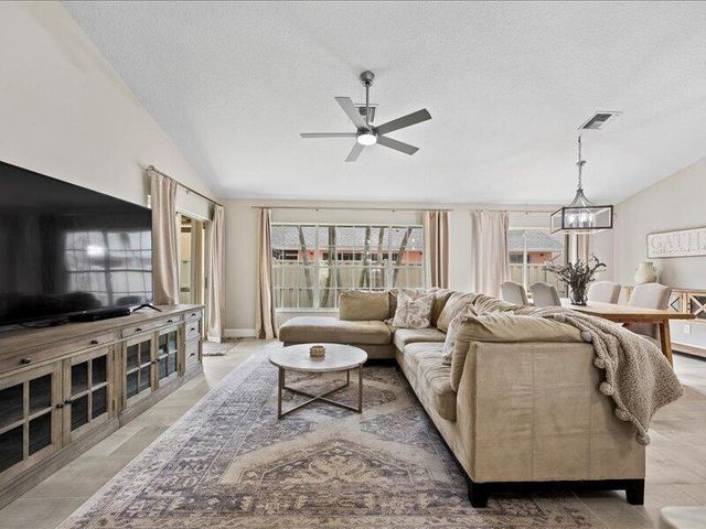 237 W MOCCASIN Trail W, Jupiter, FL 33458