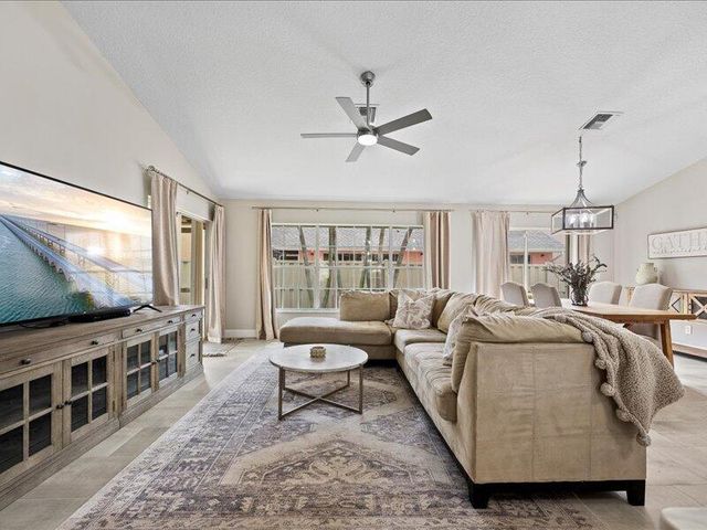 237 W MOCCASIN Trail W, Jupiter, FL 33458