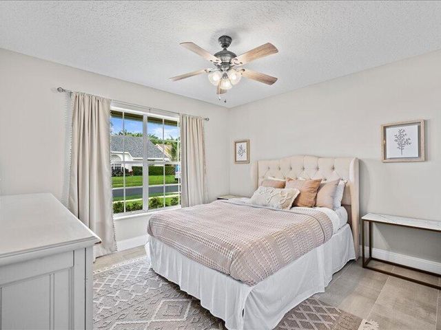 237 W MOCCASIN Trail W, Jupiter, FL 33458