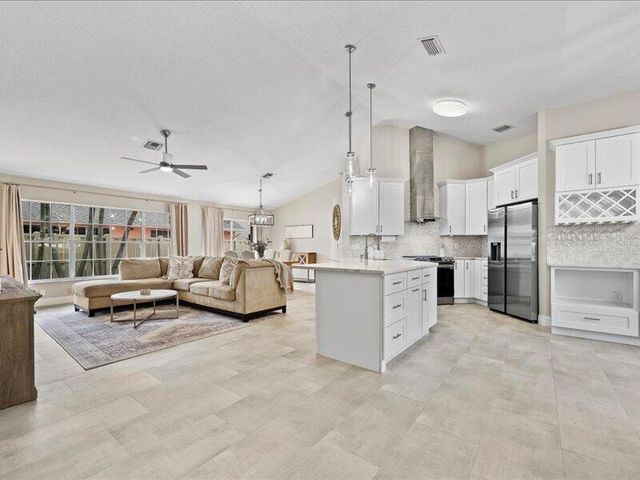 237 W MOCCASIN Trail W, Jupiter, FL 33458