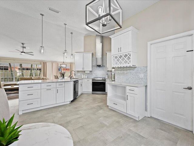 237 W MOCCASIN Trail W, Jupiter, FL 33458