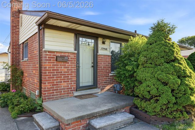 17968 Summer Lane S, Fraser, MI 48026