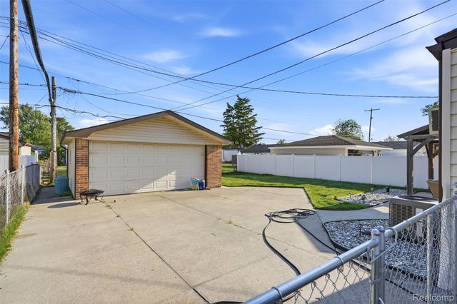 17968 Summer Lane S, Fraser, MI 48026