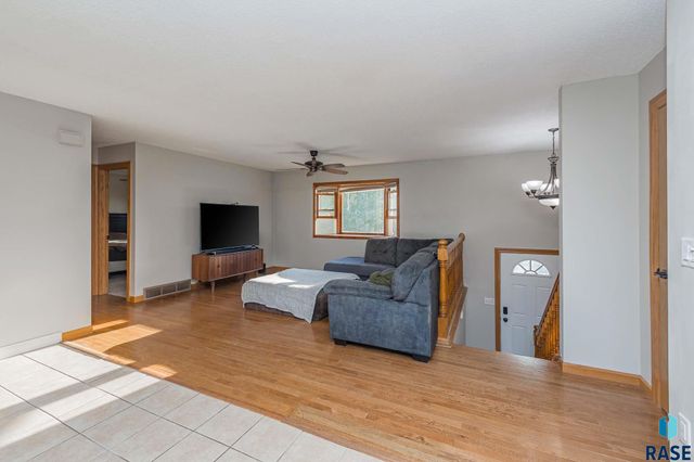 1904 S Hunters Cir Circle, Sioux Falls, SD 57103