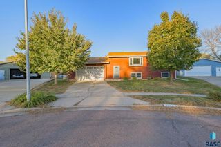 1904 S Hunters Cir Circle, Sioux Falls, SD 57103