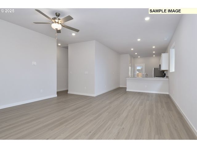 1136 PARKSIDE Ave, Woodburn, OR 97071