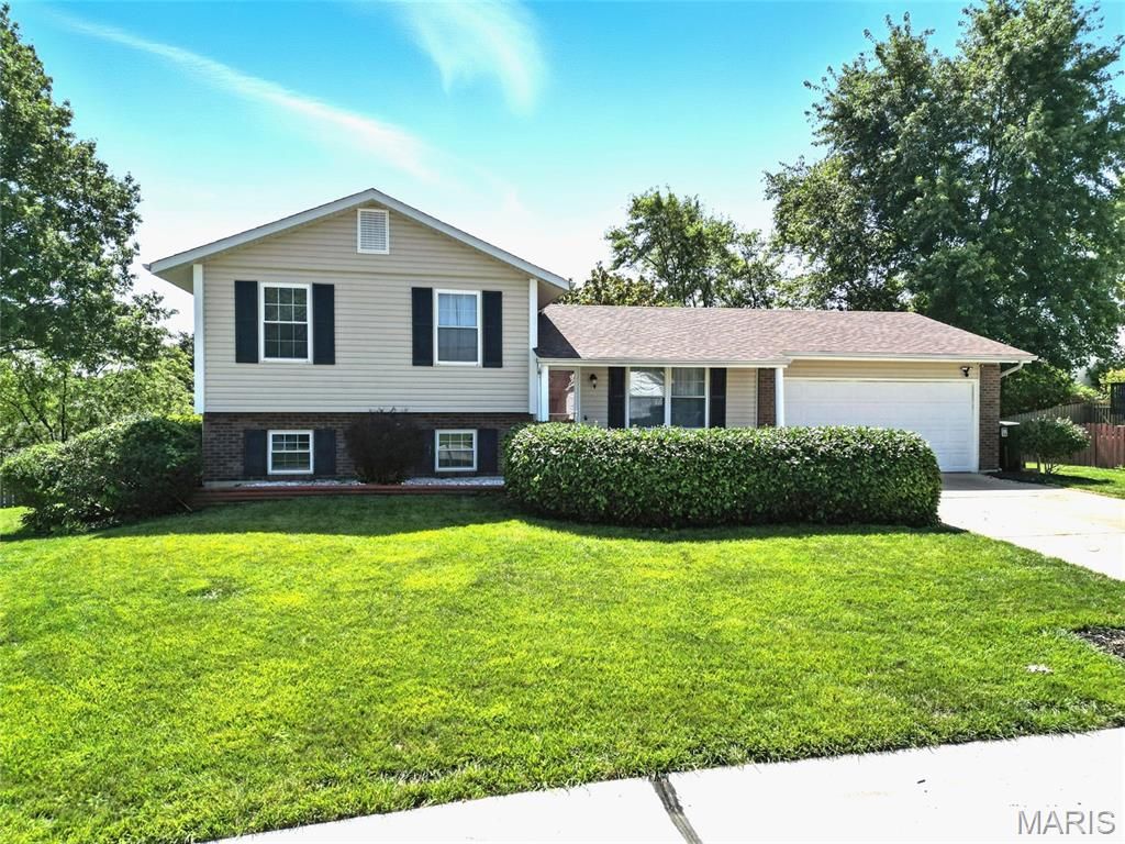 39 Amberly Drive, St Peters, MO 63376