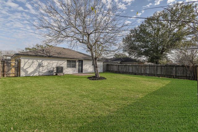 7135 Kings Drive, Baytown, TX 77521