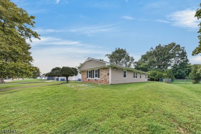 32 Lebed Dr, Franklin Twp., NJ 08873