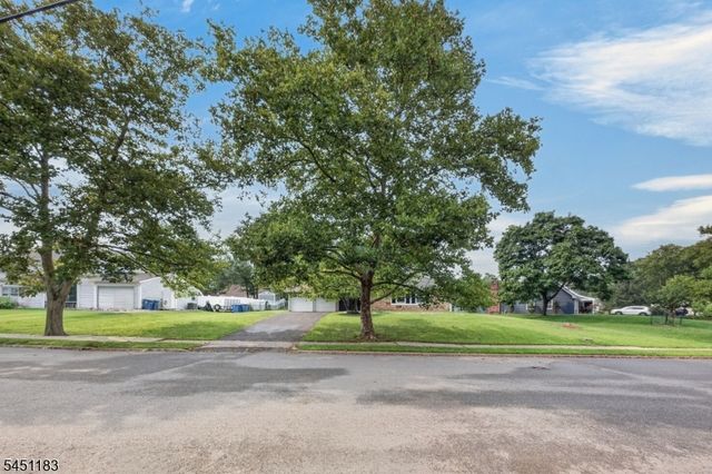 32 Lebed Dr, Franklin Twp., NJ 08873