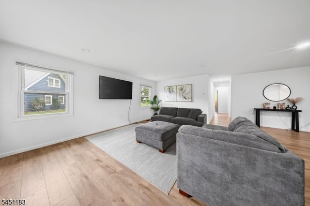 32 Lebed Dr, Franklin Twp., NJ 08873