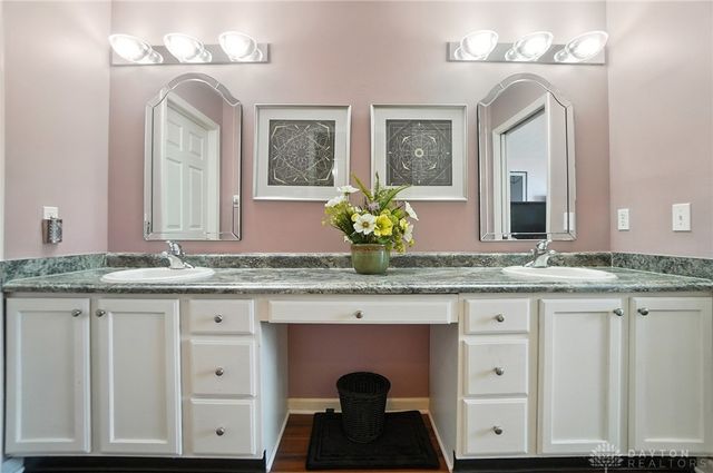 184 Edinburgh Village Drive, Dayton, OH 45458