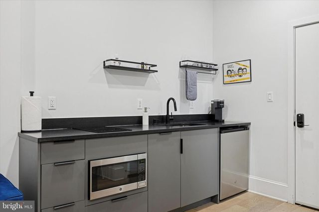 1325 SPRUCE ST, Philadelphia, PA 19107