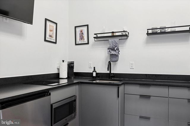 1325 SPRUCE ST, Philadelphia, PA 19107