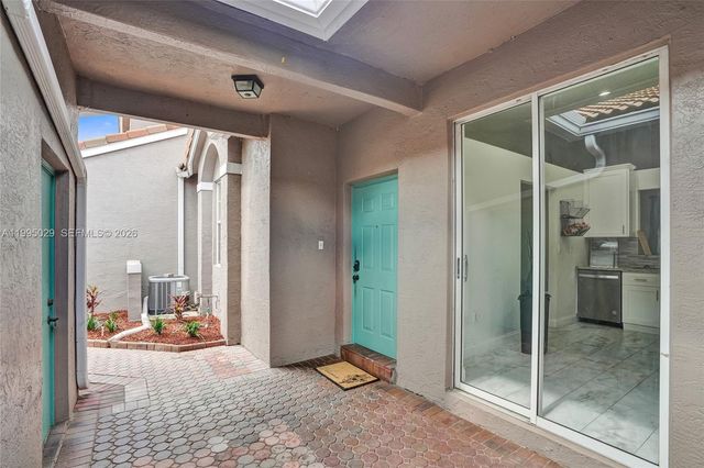 2441 E Aragon Blvd 5, Sunrise, FL 33313