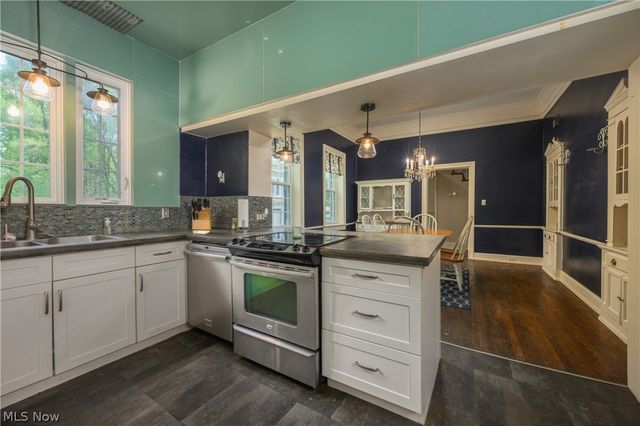 497 Moravian Trail, Uhrichsville, OH 44683