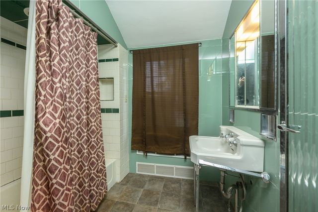 497 Moravian Trail, Uhrichsville, OH 44683