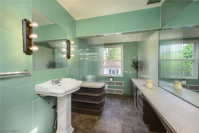 497 Moravian Trail, Uhrichsville, OH 44683