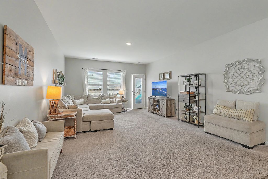 Image 10 of property listing at 4416 Ocean Farm Drive, Summerville, SC 29485