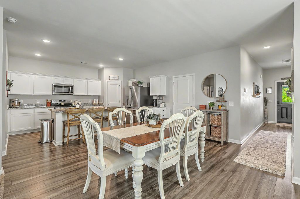 Image 6 of property listing at 4416 Ocean Farm Drive, Summerville, SC 29485