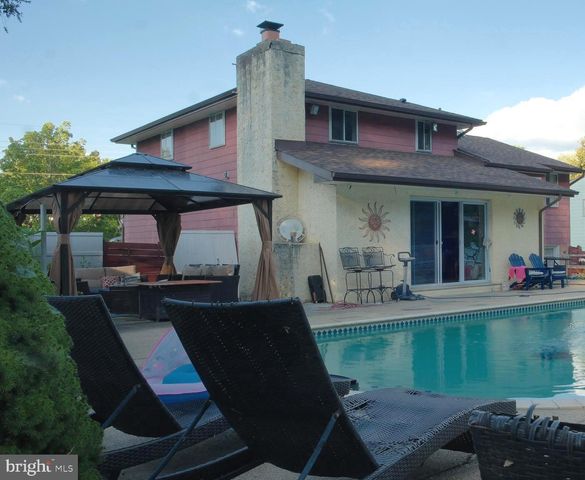 18 SLEEPY HOLLOW RD, Stratford, NJ 08084