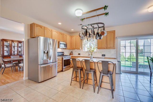 41 Treetops Cir, Franklin Twp., NJ 08540