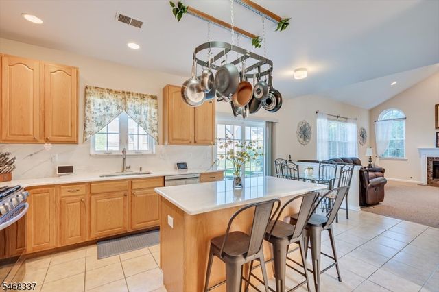 41 Treetops Cir, Franklin Twp., NJ 08540