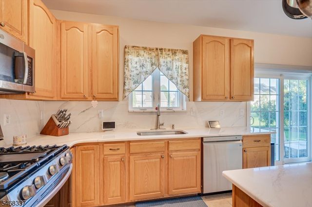 41 Treetops Cir, Franklin Twp., NJ 08540