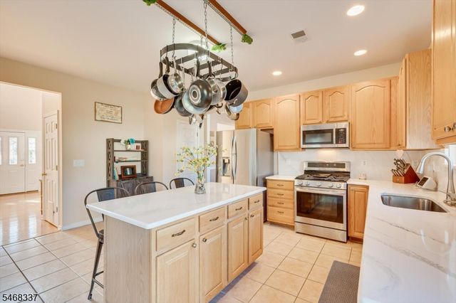 41 Treetops Cir, Franklin Twp., NJ 08540