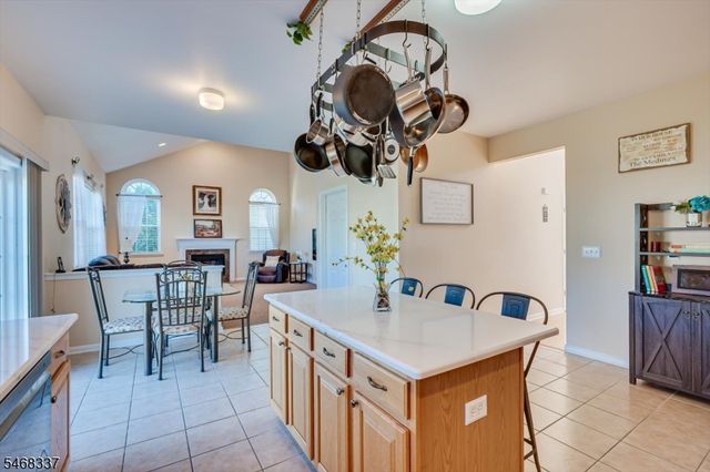 41 Treetops Cir, Franklin Twp., NJ 08540